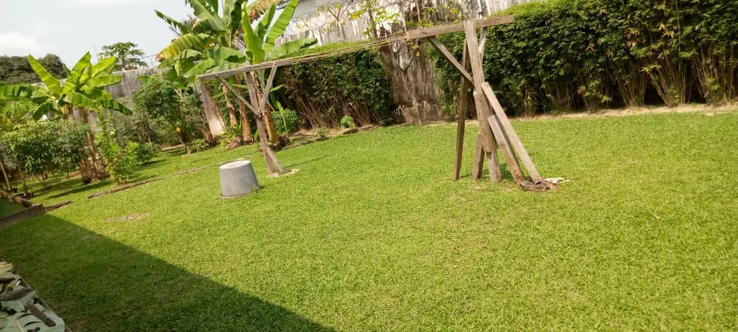 Terrain nu en bordure de route goudronnée secondaire dans la barrière sur 1200m²à battery 4, Titre foncier.