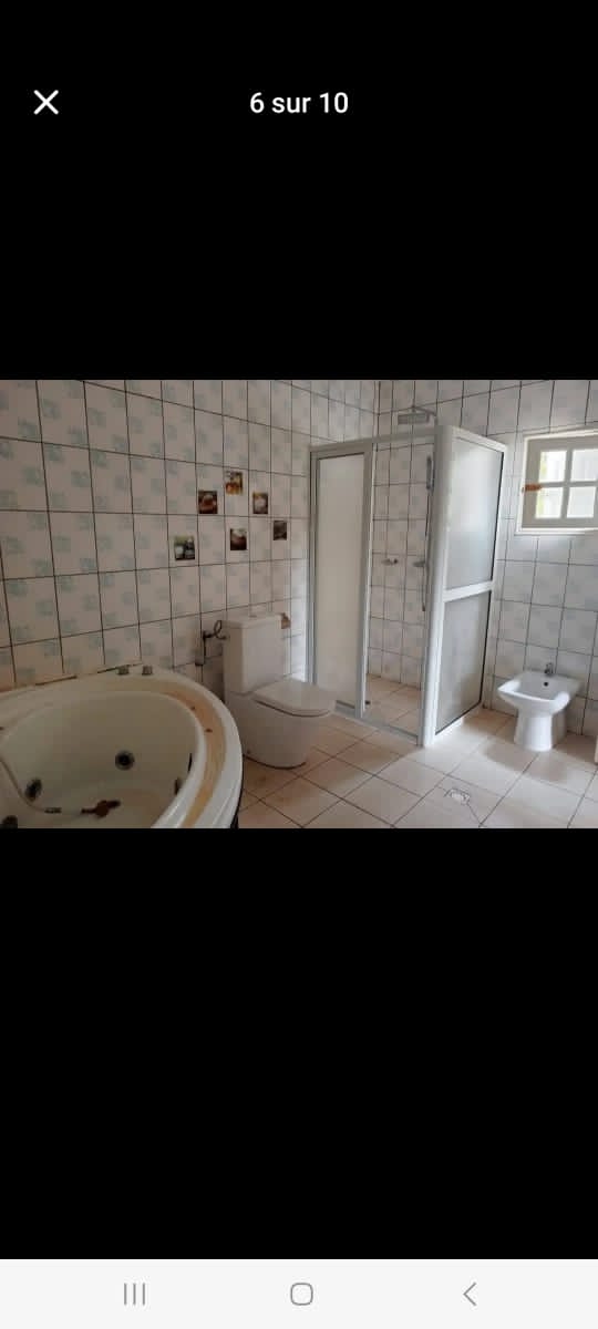 Villa 3 chambres seule dans la barrière sur 500m² à Angodje.  Titre foncier.