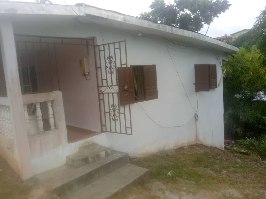 Maison en dur,2 chambres sur 300m² sis à Ça m’étonne, derrière la pediatrie . Owendo