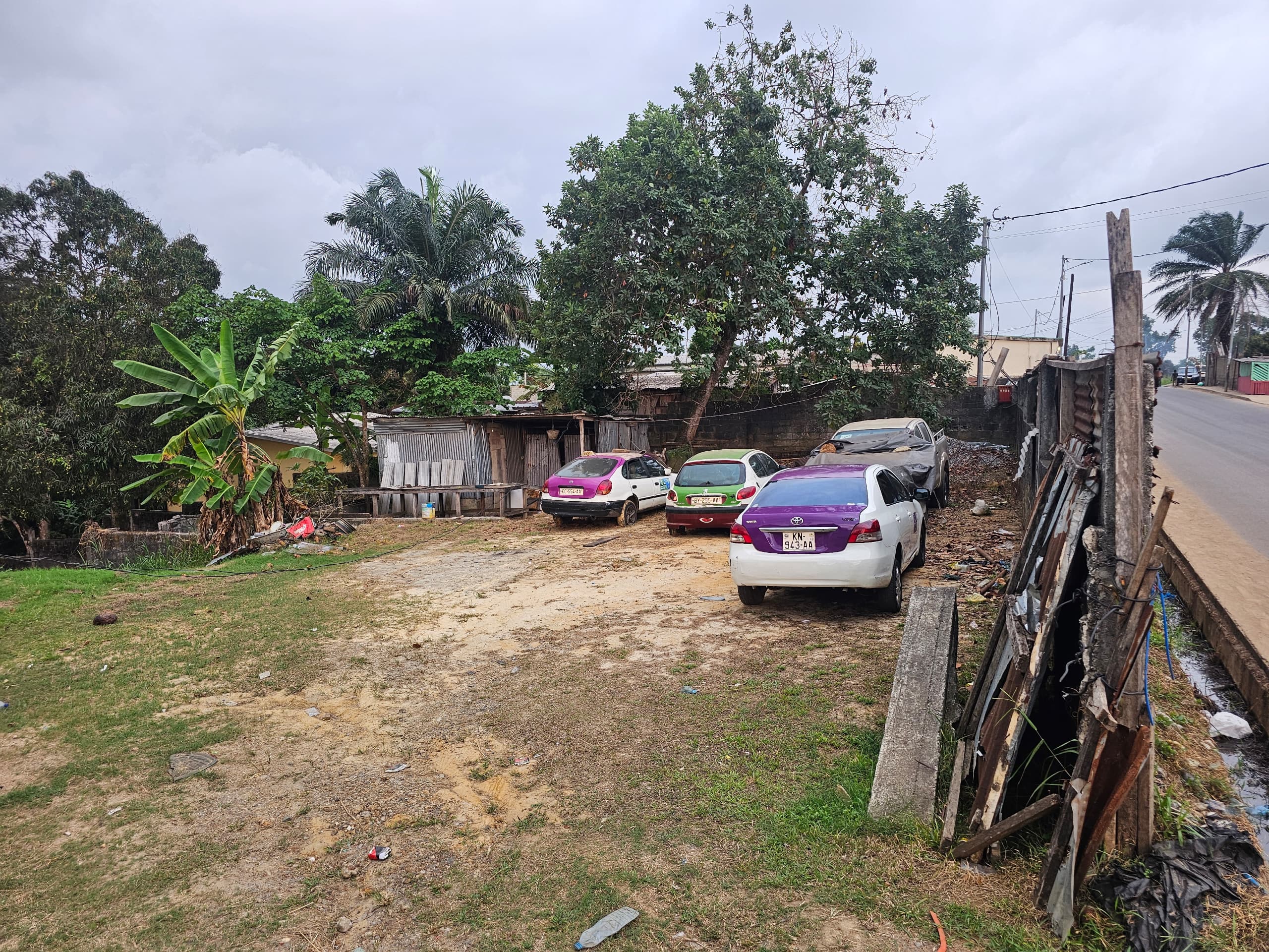 Terrain nu 1000m² clôturé en bordure de goudron  à Mindoube3. Titre foncier.