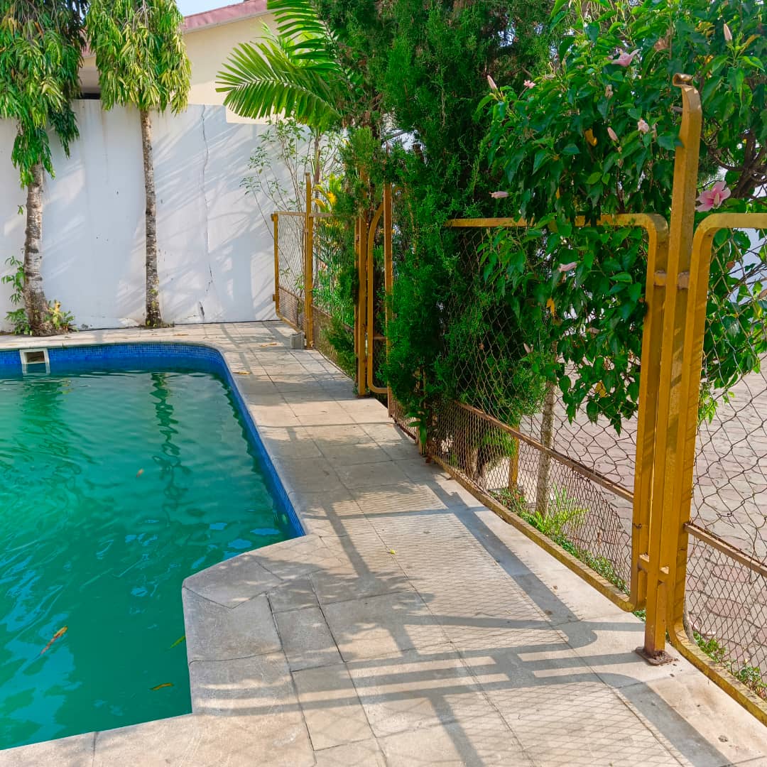 Villa duplex 7 chambres avec piscine sur 800m² à Angodje château,. Titre foncier.