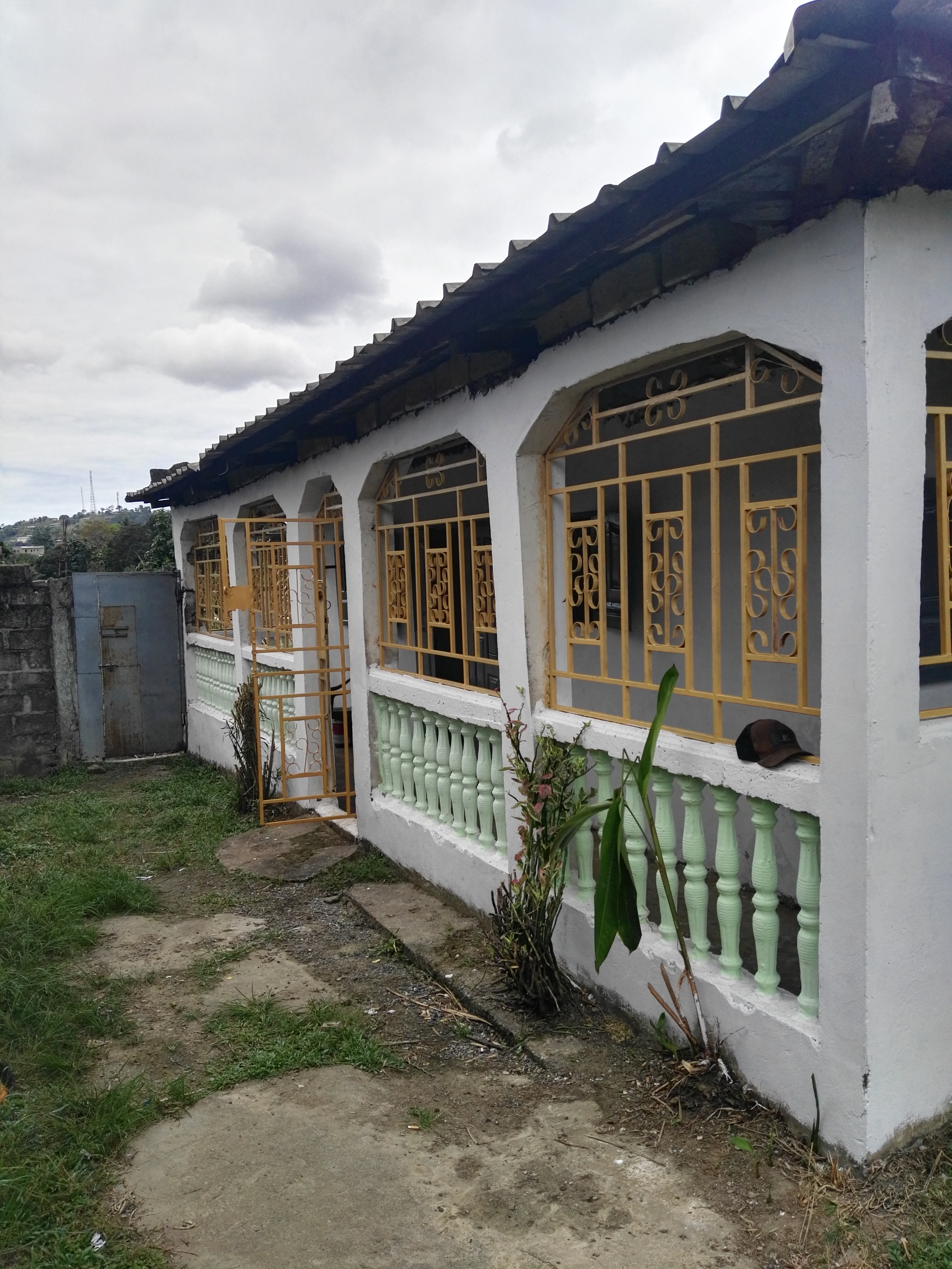 Maison à vendre  avec un studio inachevée