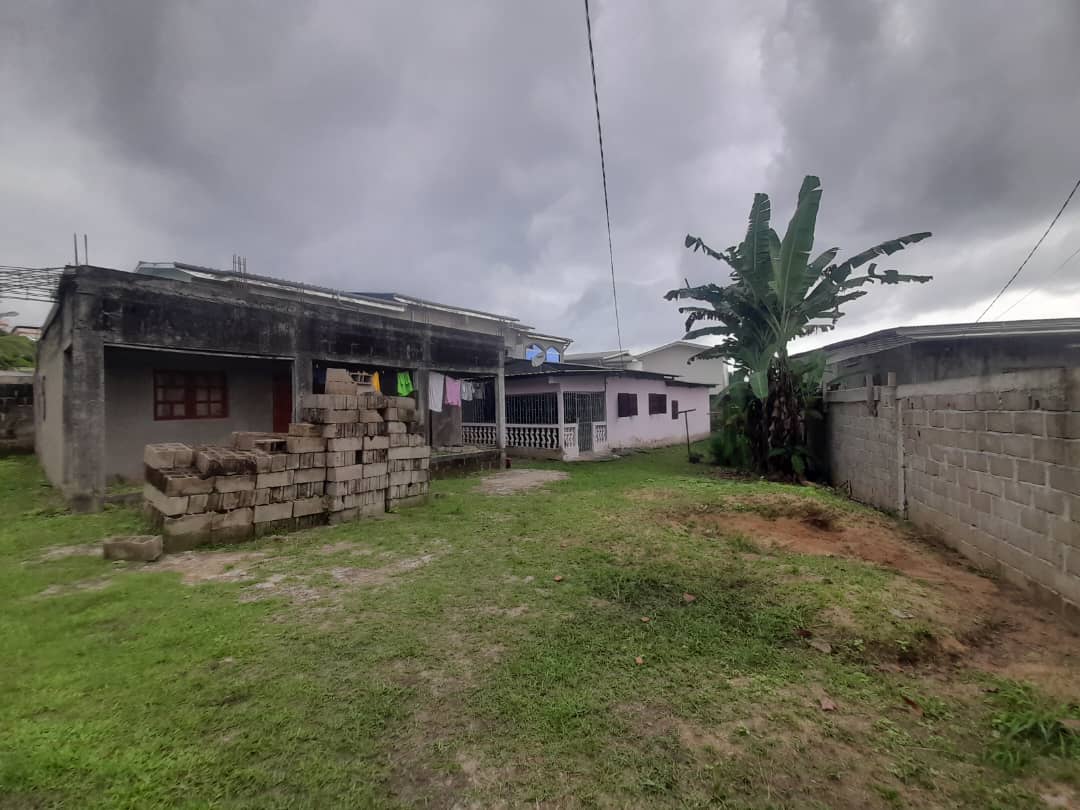 Maison à vendre avec une Maison inachevée