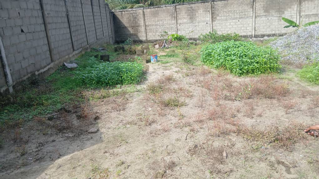 Vend terrain nu  dans la barrière