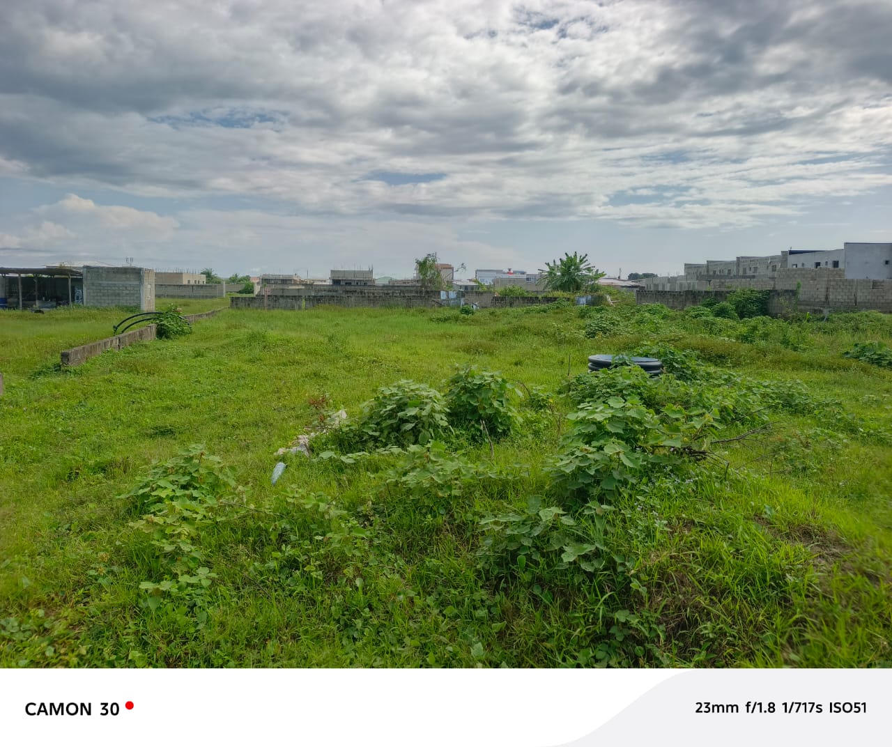 Vend terrain nu à Angondjé