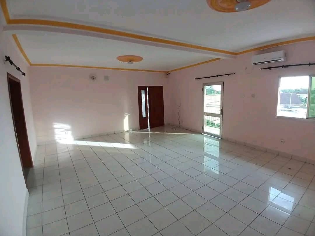 Maison à louer dans ANGONDJÉ