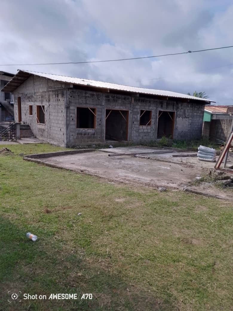 Maison inachevée à vendre à Angondjé au Beaulieu