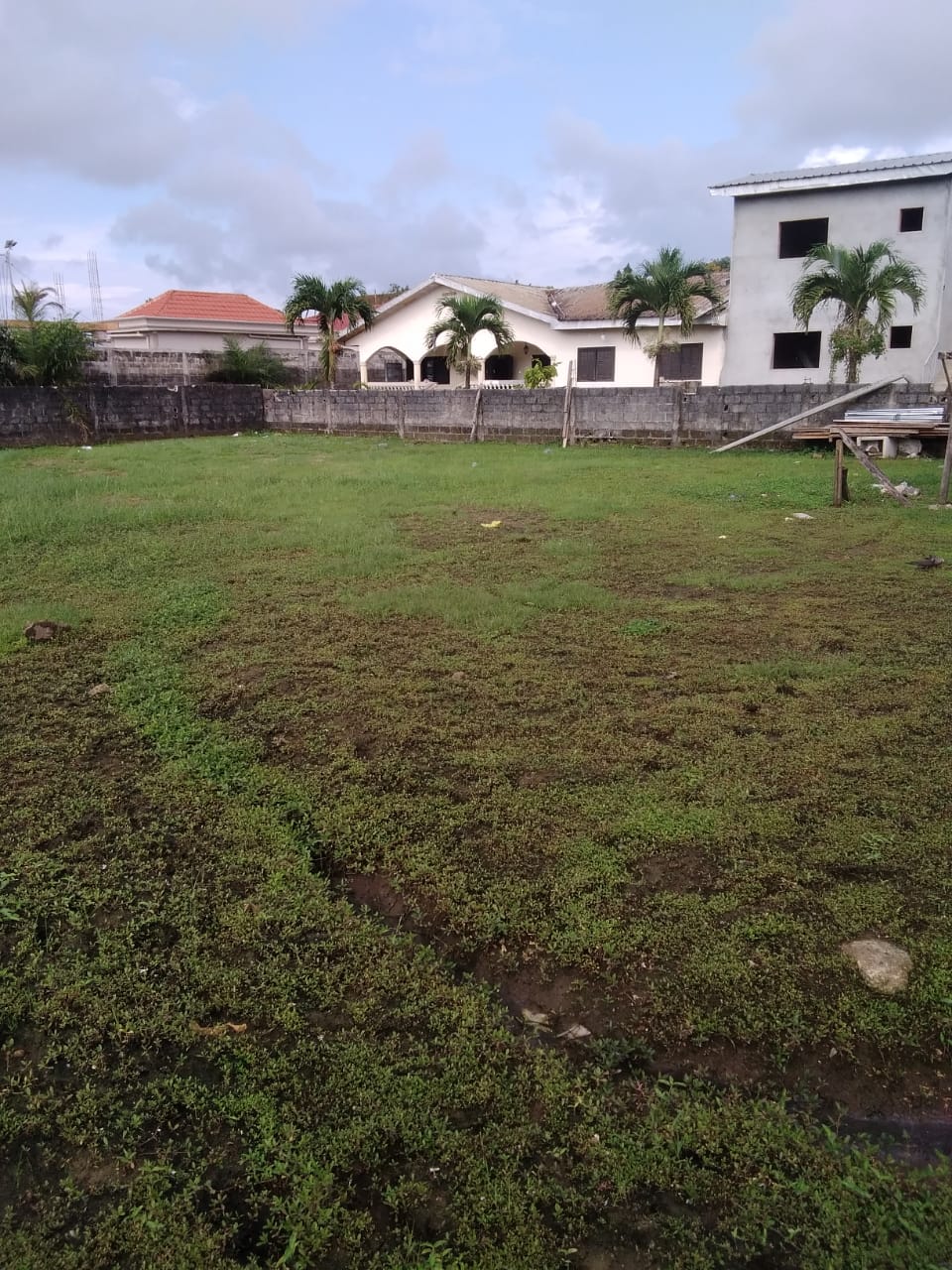 Terrain nu Clôturé à Akanda  entraco