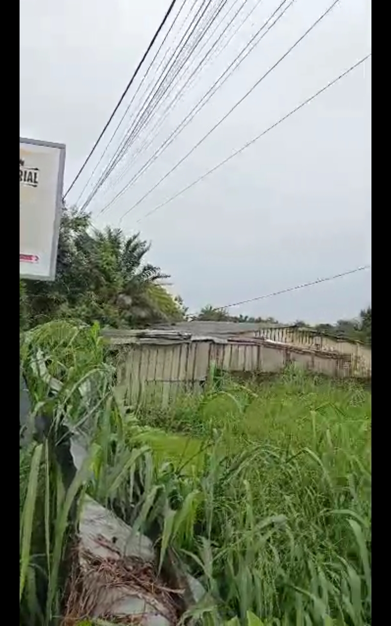 Terrain en bordure du goudron  avec sous-bassement  à vendre