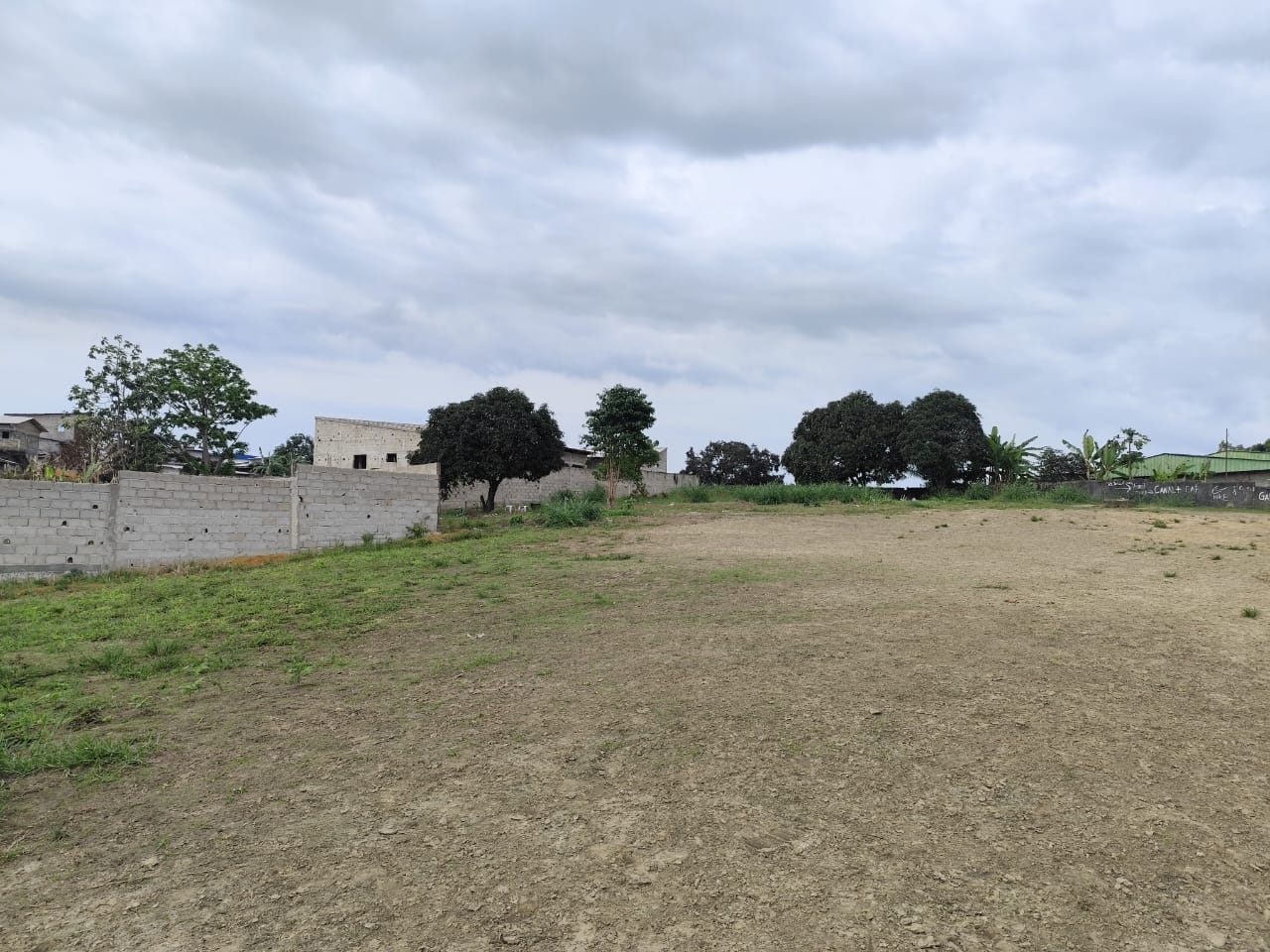 Grand terrain nu à vendre à Okinda MORCELABLE